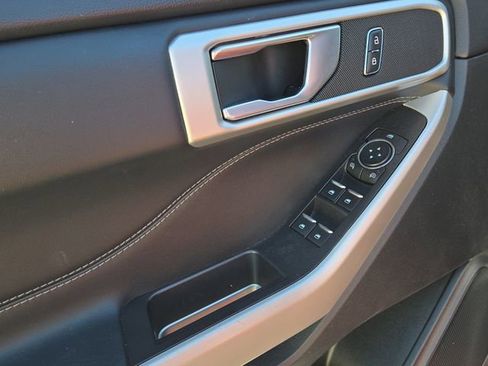 Used 2022 Ford Explorer XLT image 24