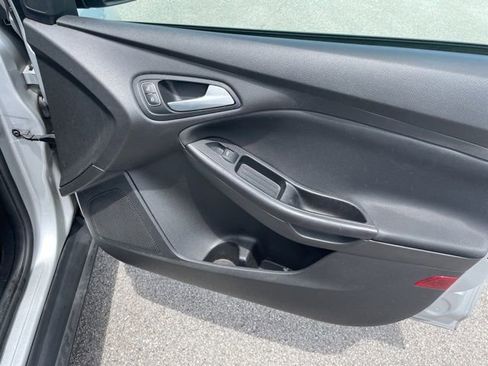 Used 2018 Ford Focus SE FWD image 39