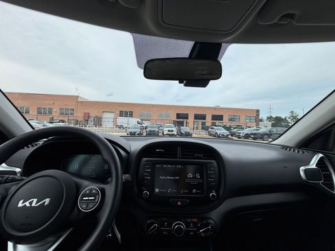 Used 2025 Kia Soul LX w/ LX Technology Package FWD image 31