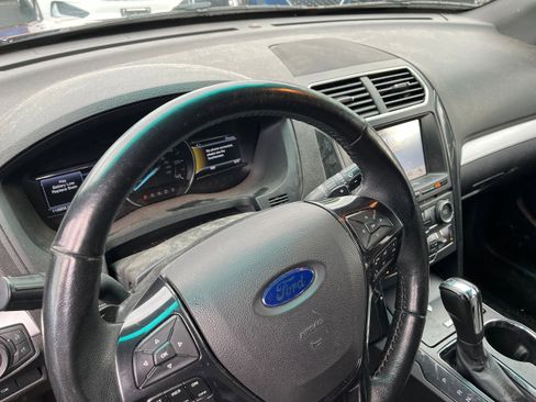 Used 2017 Ford Explorer XLT w/ Equipment Group 202A AWD/4WD image 7