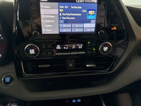 Used 2022 Toyota Highlander LE image 30