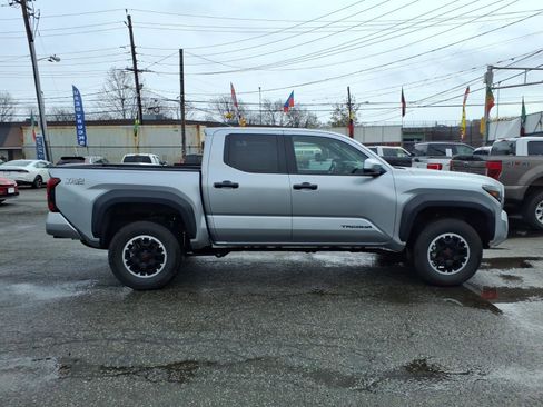 Used 2024 Toyota Tacoma TRD Off-Road AWD/4WD image 8