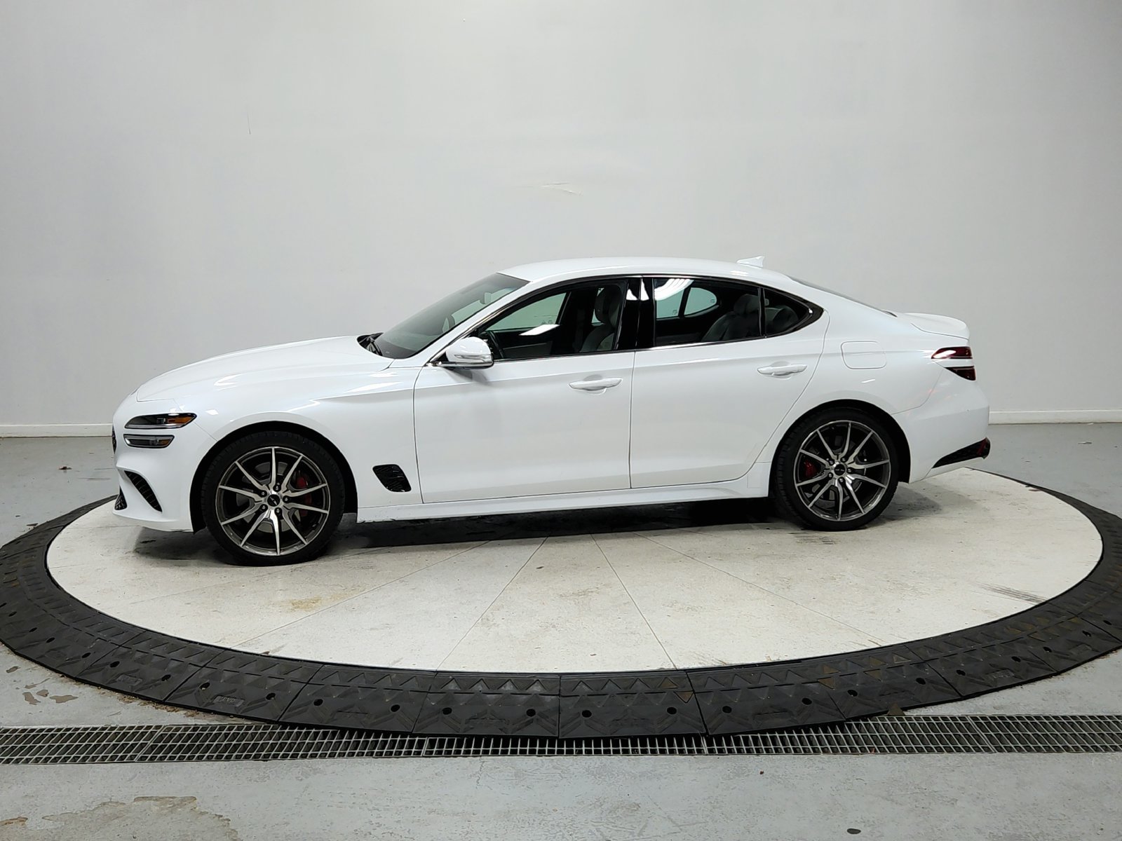 Used 2025 Genesis G70 2.5T RWD image 5