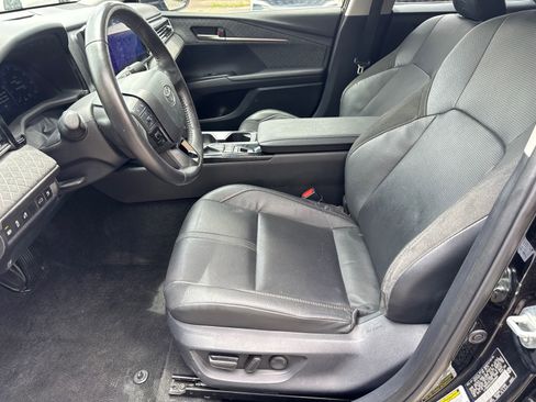 Used 2025 Toyota Camry XLE FWD image 9