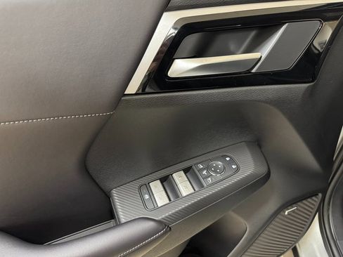 New 2025 Mitsubishi Outlander SE image 7