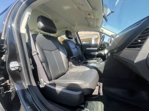 Used 2010 Chrysler Sebring Limited FWD image 10