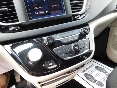 Used 2022 Chrysler Voyager LX image 33