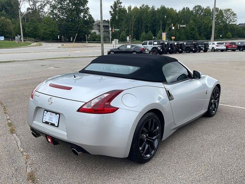 Used 2018 Nissan 370Z Touring RWD image 3