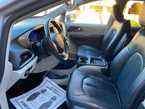 Used 2017 Chrysler Pacifica Touring-L image 25