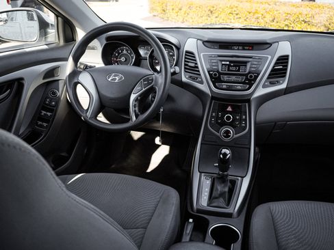 Used 2015 Hyundai Elantra SE image 24