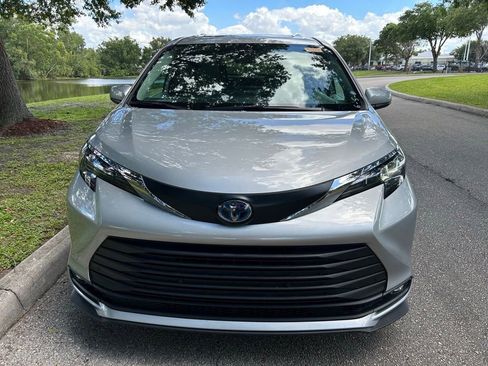 Used 2025 Toyota Sienna XLE FWD image 9
