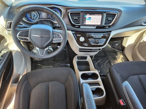 Used 2023 Chrysler Voyager LX image 14