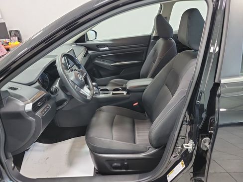 Used 2024 Nissan Altima 2.5 SV image 2