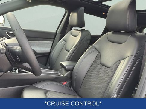 Used 2025 Jeep Compass Latitude w/ Sun & Sound Group AWD/4WD image 15