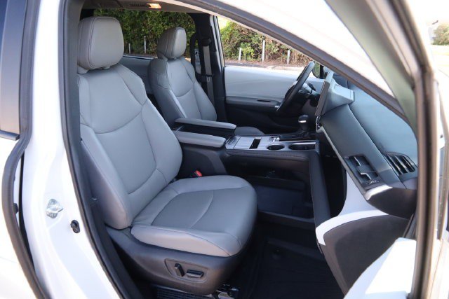 Used 2025 Toyota Sienna XLE w/ XLE Plus Package AWD/4WD image 30