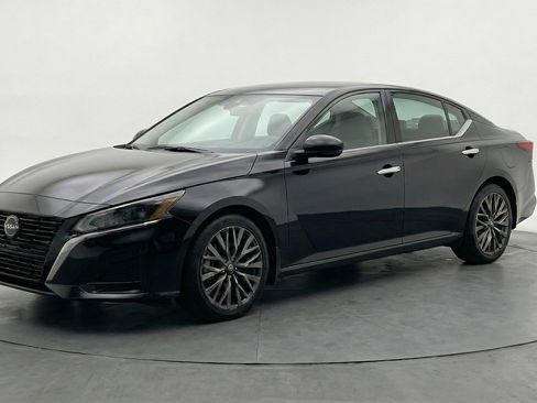 Used 2025 Nissan Altima 2.5 SV image 3