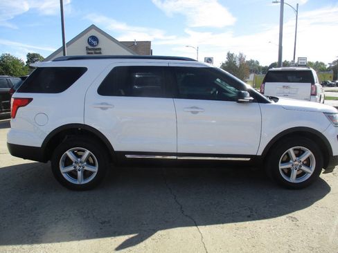 Used 2017 Ford Explorer XLT w/ Equipment Group 201A image 7