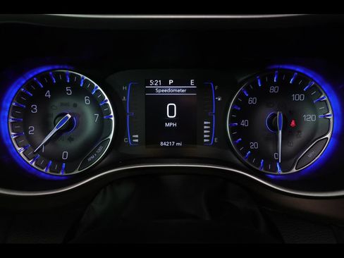 Used 2018 Chrysler Pacifica Touring-L w/ Premium Audio Group FWD image 18