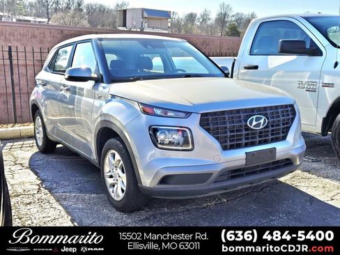 Used 2021 Hyundai Venue SE image 1