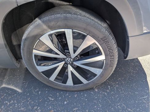 Used 2024 Volkswagen Taos SE w/ Panoramic Sunroof Package image 7