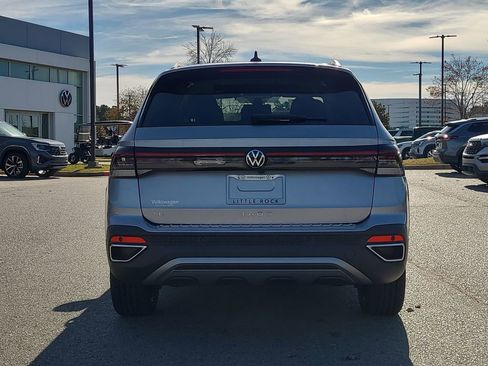 New 2026 Volkswagen Taos SE FWD image 4