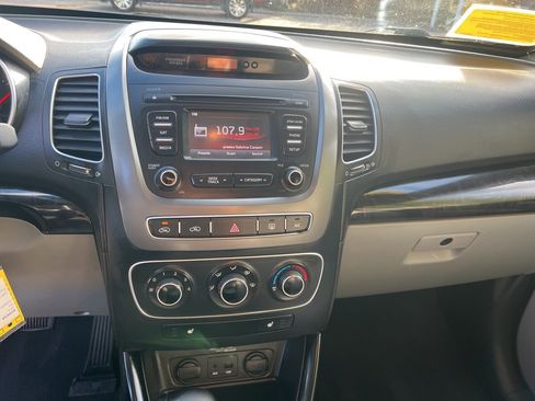 Used 2015 Kia Sorento LX image 18
