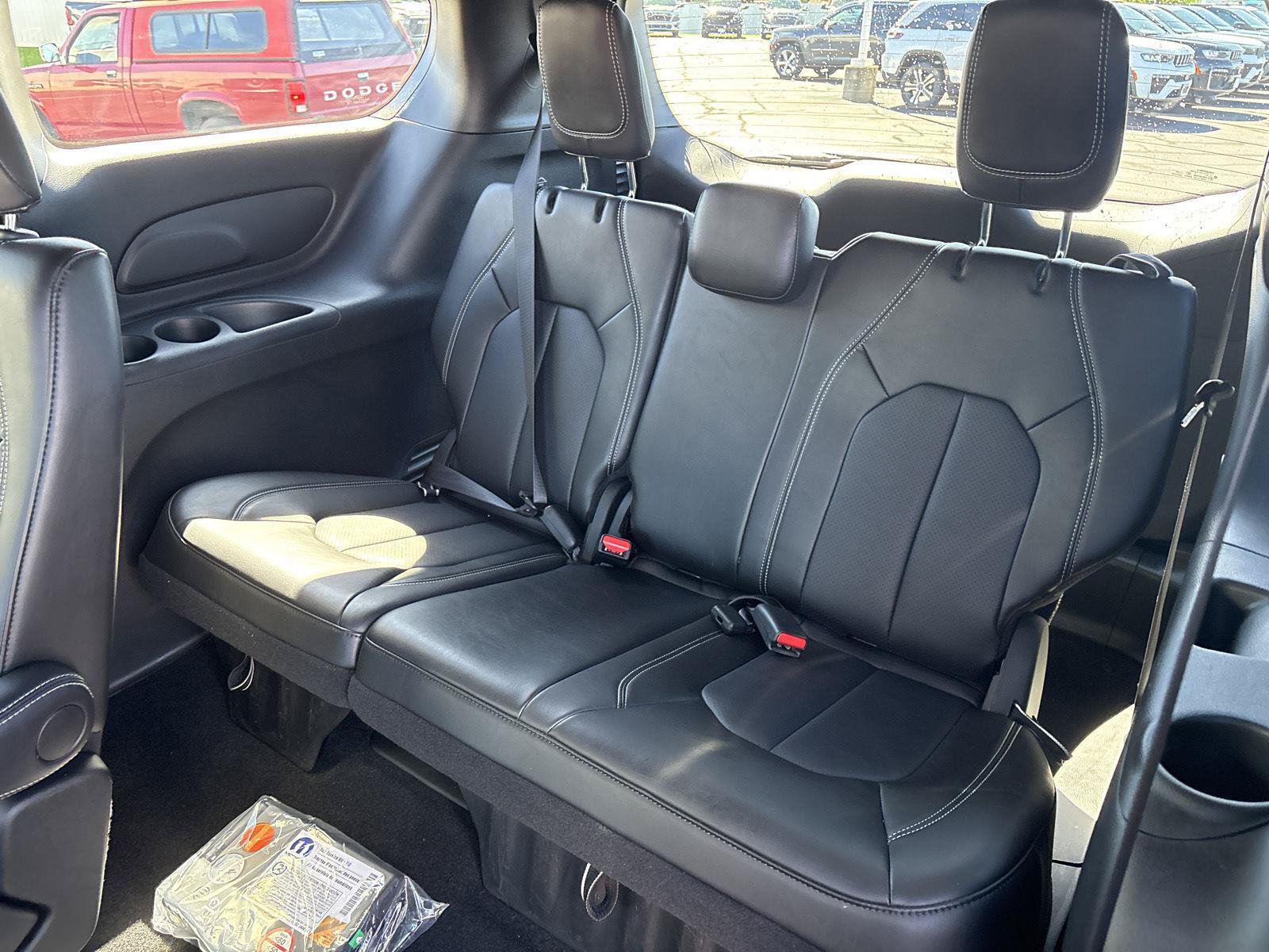 Used 2026 Chrysler Pacifica Select FWD image 11