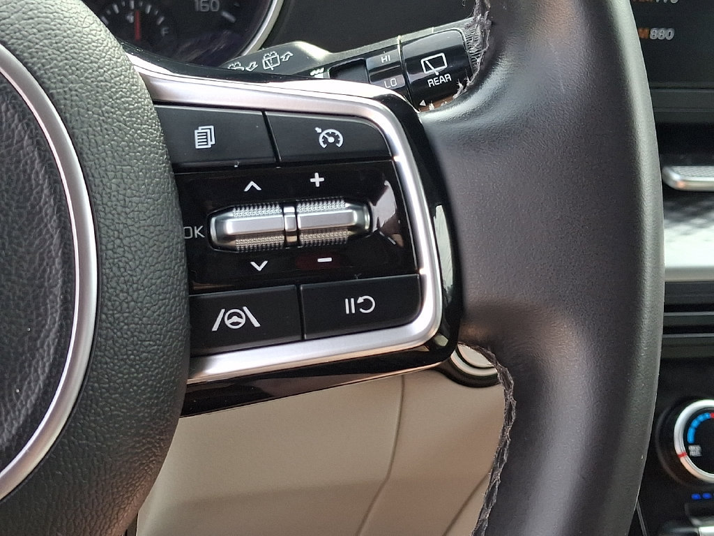 Used 2024 Kia Carnival LX FWD image 22