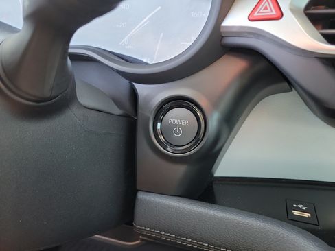 Used 2025 Toyota Sienna XLE FWD image 30