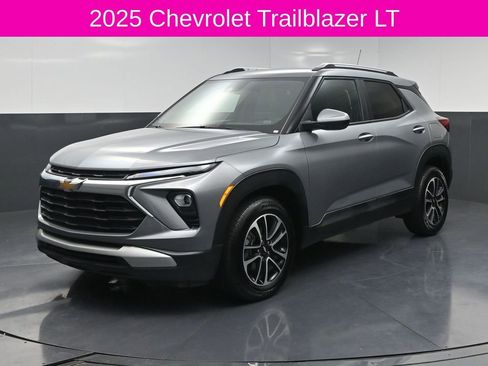 Used 2025 Chevrolet TrailBlazer LT FWD image 2