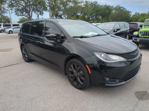 Used 2020 Chrysler Pacifica Touring w/ Advanced Safetytec Group FWD image 2
