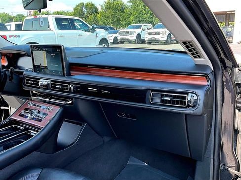 Used 2024 Lincoln Aviator Reserve AWD/4WD image 28