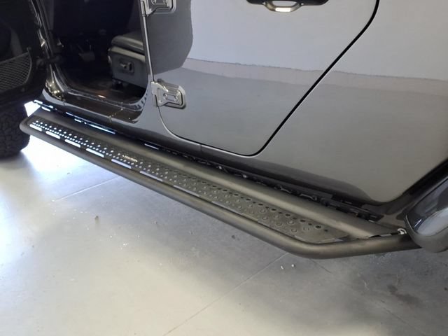 Used 2025 Jeep Gladiator Rubicon w/ Convenience Group AWD/4WD image 18
