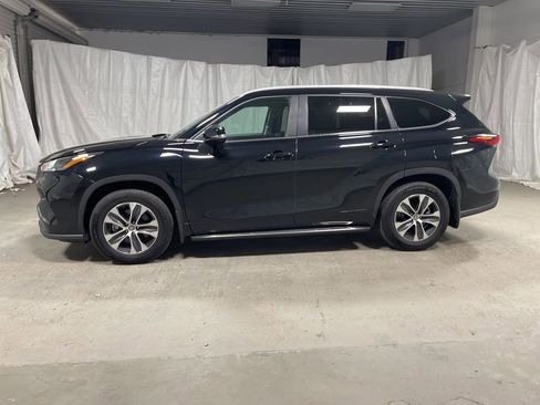 Used 2024 Toyota Highlander XLE image 4