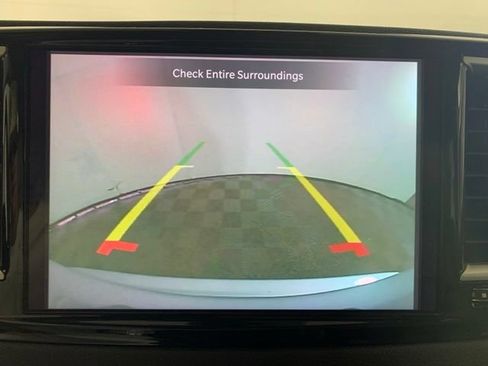 Used 2024 Chrysler Pacifica Touring-L FWD image 4