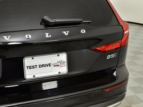 Certified 2025 Volvo V60 B5 Cross Country Plus image 38