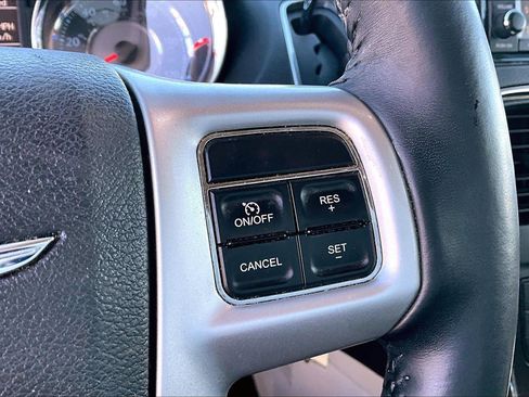 Used 2016 Chrysler Town & Country Touring image 15