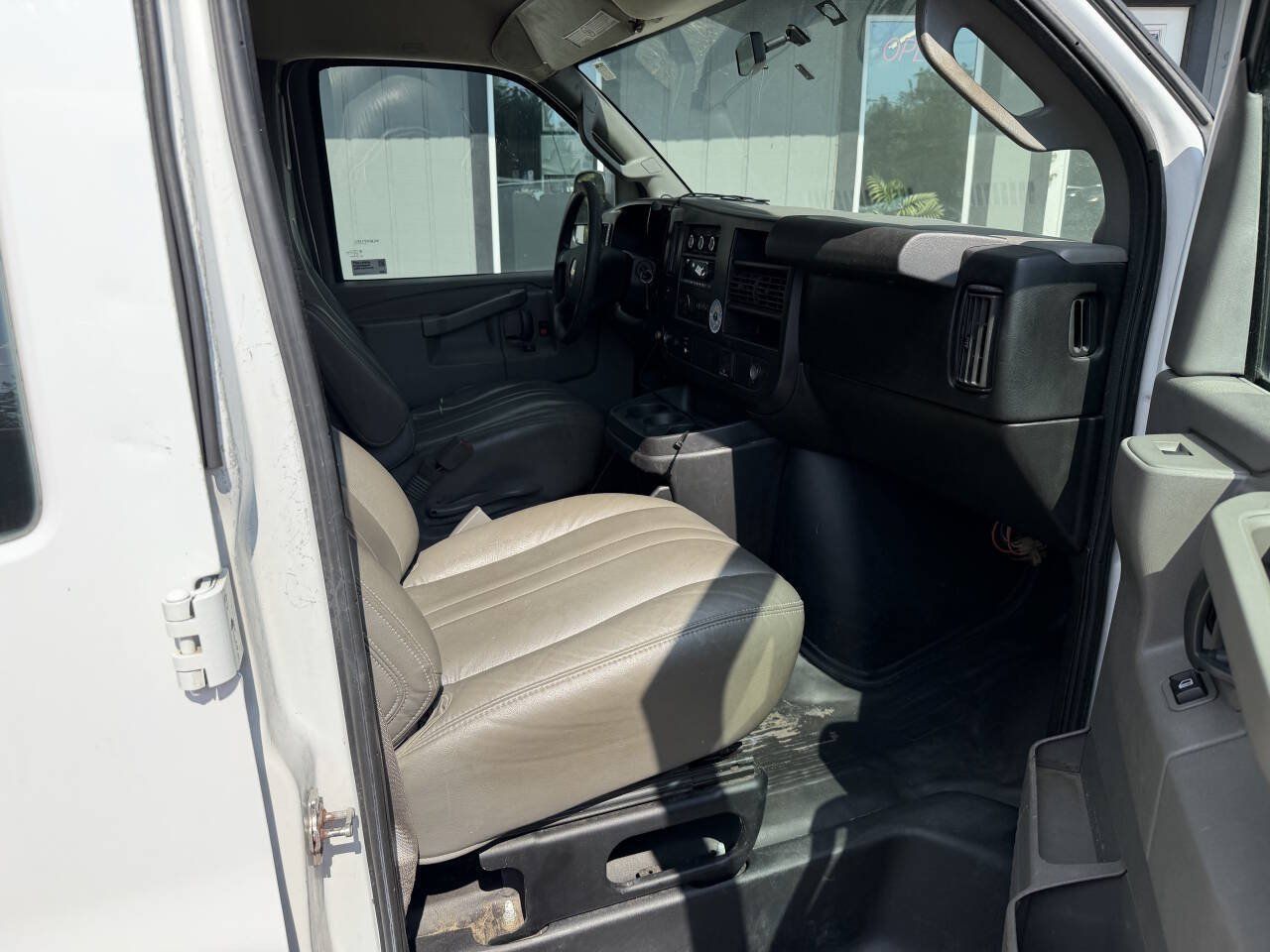 Used 2017 Chevrolet Express 3500 Extended RWD image 11