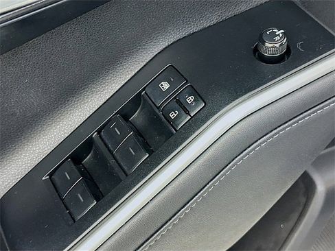 Used 2023 Toyota Highlander XLE image 19