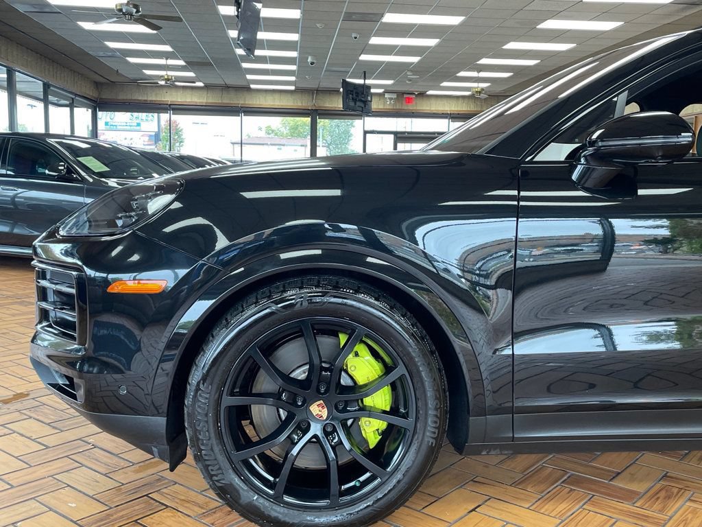 Used 2025 Porsche Cayenne S AWD/4WD image 5