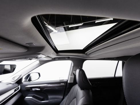 Used 2023 Toyota Highlander Limited image 5