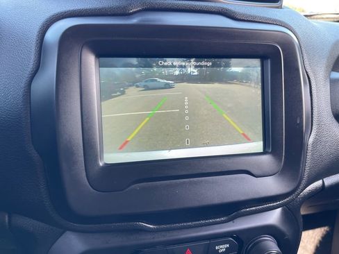 Used 2018 Jeep Renegade Latitude image 11