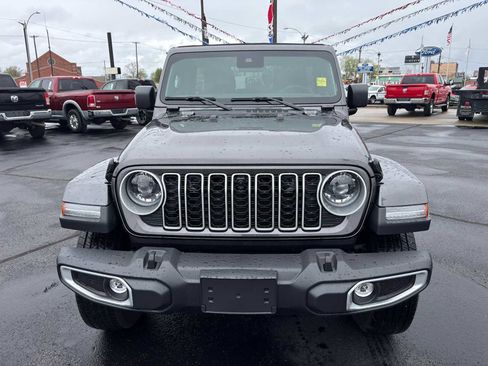 Used 2025 Jeep Wrangler Sahara image 2