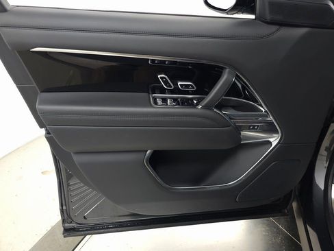 Used 2025 Land Rover Range Rover SE image 16