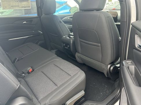 Used 2025 Chevrolet Traverse LT image 12