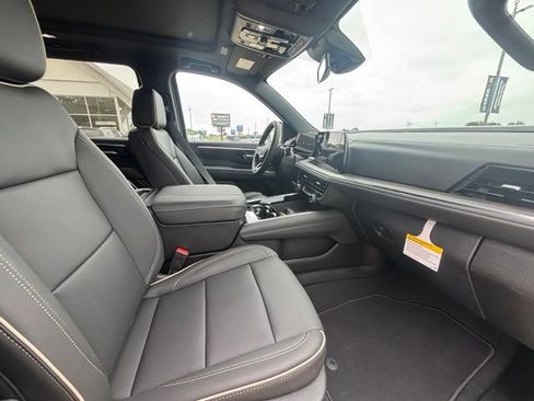 New 2026 Chevrolet Suburban Premier w/ Sun And Tow Package AWD/4WD image 16