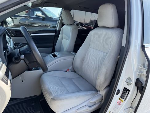 Used 2019 Toyota Highlander LE image 25