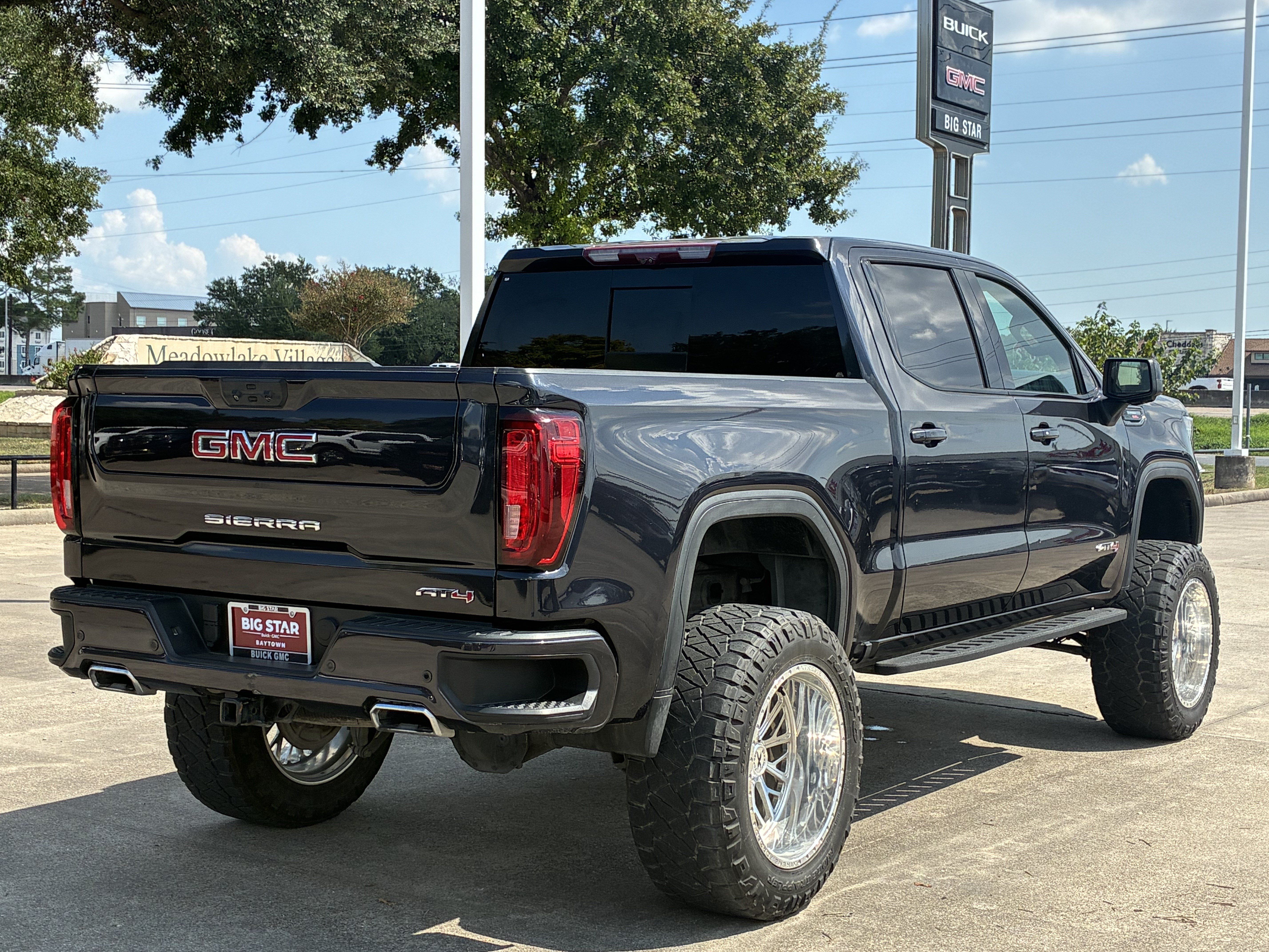 Used 2023 GMC Sierra 1500 AT4 w/ AT4 Premium Package AWD/4WD image 7