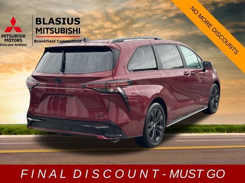 Used 2025 Toyota Sienna XSE w/ XSE Plus Package image 8