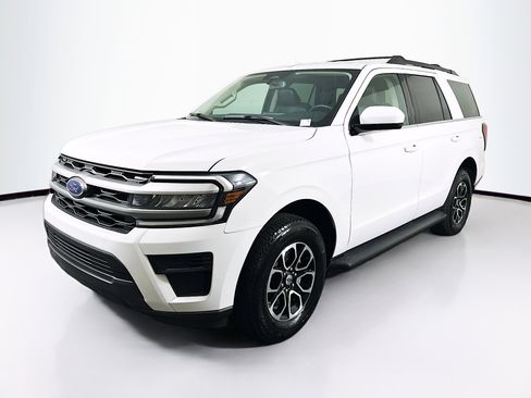 Used 2024 Ford Expedition XLT image 3